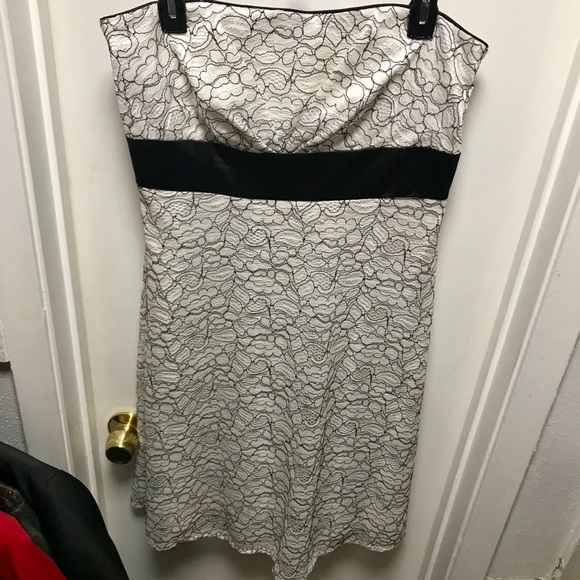 Lace dress - Picture 3 of 6